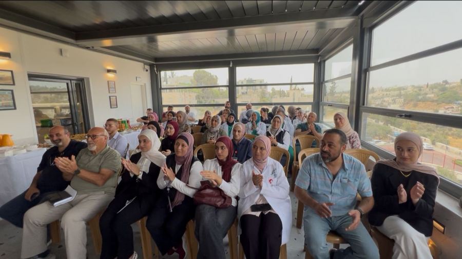جمعية الهلال الأحمرفي القدس تكرم أبناء موظفيها الناجحين في الثانوية العامة